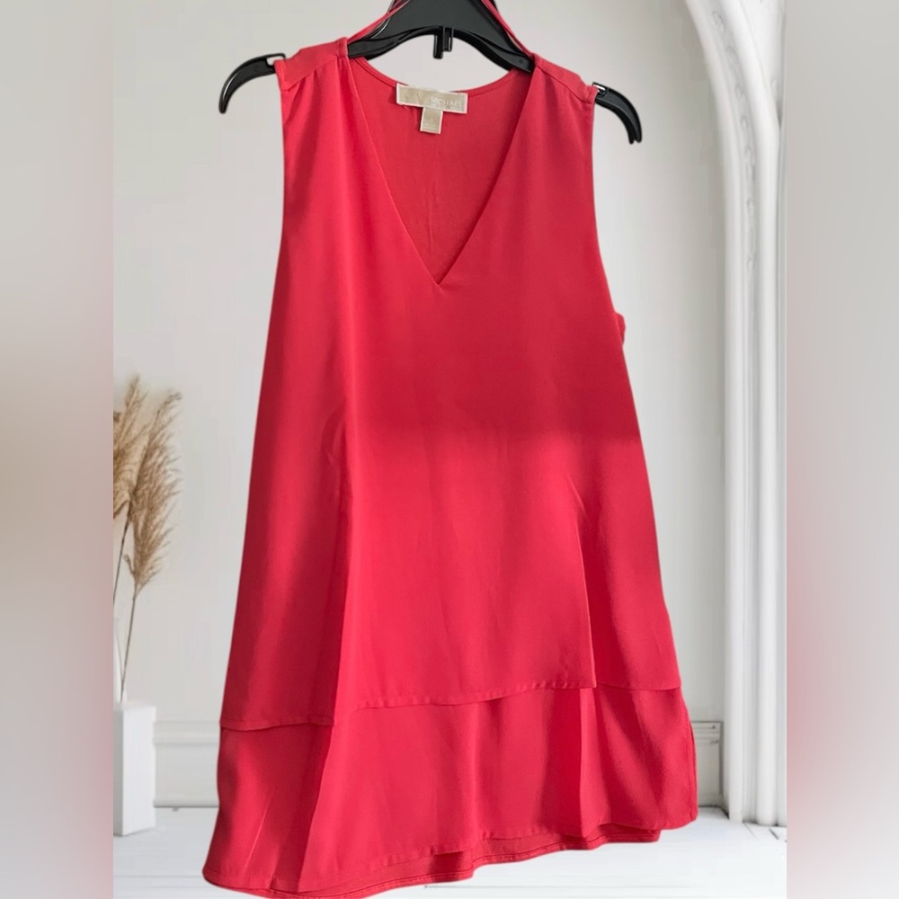Michael Kors Elegant Coral Sleeveless VTop Size Small
Pit-Pit 19”
Long26”
Arm 9”
